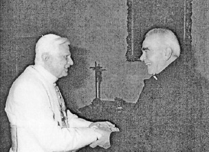 Святіший Отець Папа Бенедикт ХVІ і отець мітрат Павло Когут (справа)